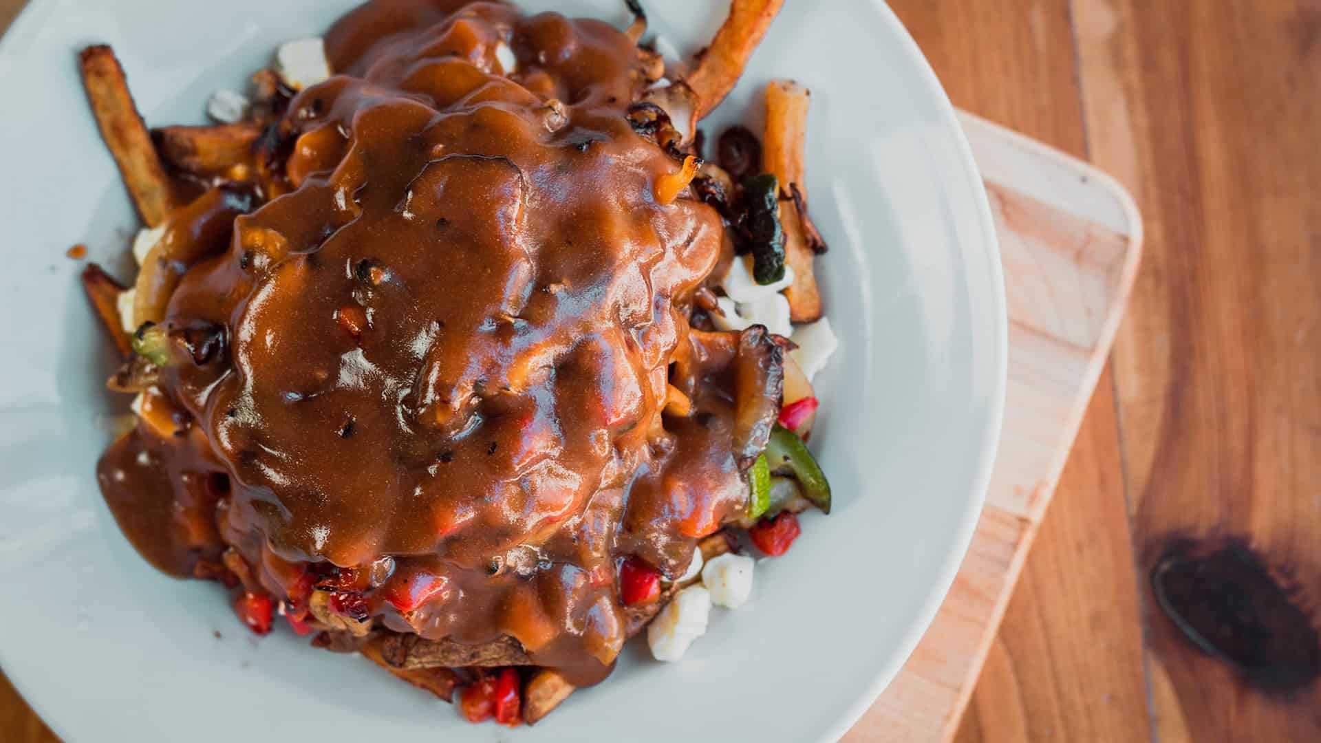 Poutines avec légumes grillées aux poivres