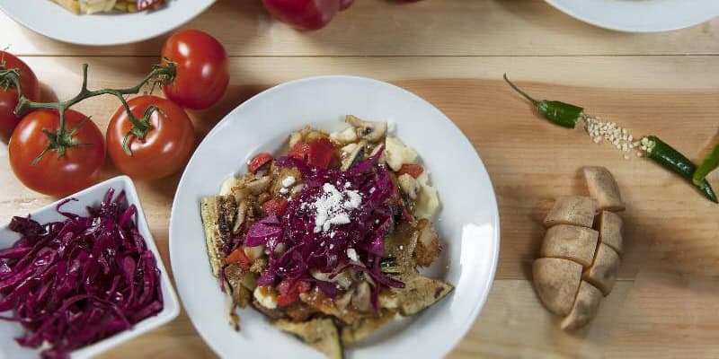 Poutine végétarienne avec légumes frais